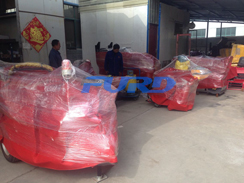 福瑞得機(jī)械座駕壓路機(jī)、大容量灌縫機(jī)，小型灌縫機(jī)包裝完畢準(zhǔn)備發(fā)貨